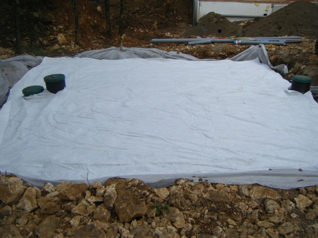 Étape 10, couvrir de géotextile, pour éviter que la terre ne se mélange au filtre