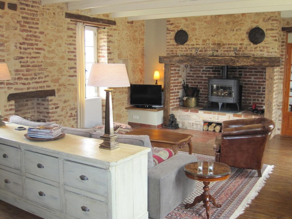 Le salon avec cheminée, après rénovation