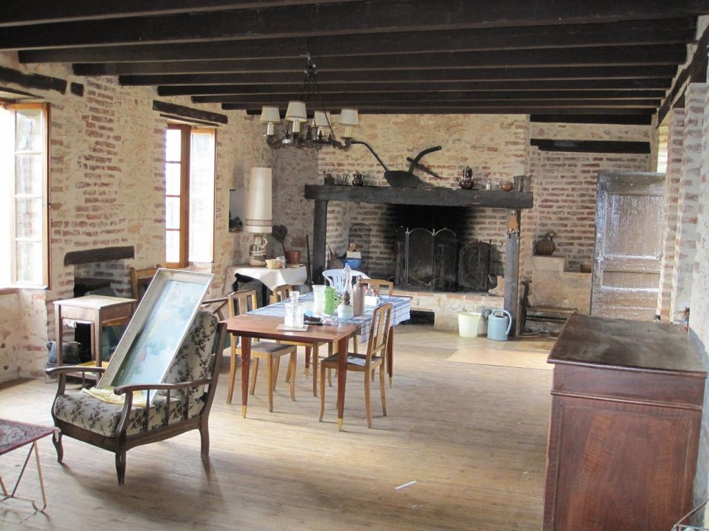 Le salon avec cheminée, avant rénovation