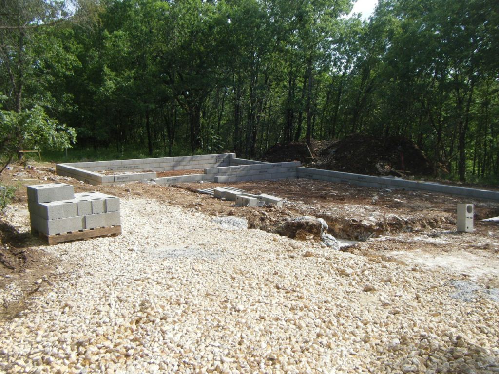 La pose des blocs de fondation