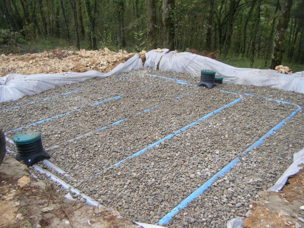 Étape 9, une dernière couche de gravier est ajoutée