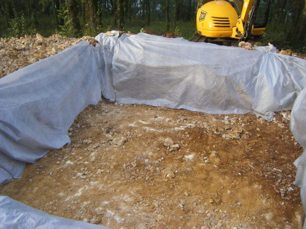 Étape 2, une bâche plastique est posée