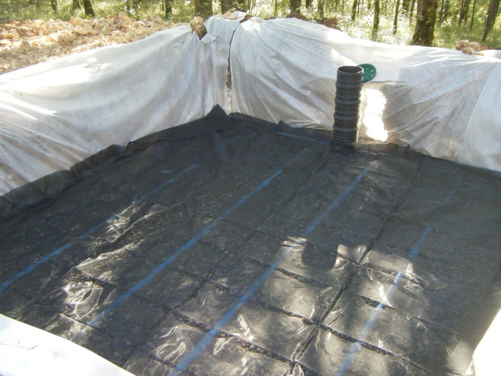 Étape 5, couvrir de géogrille, pour laisser passer l'eau mais pas le sable